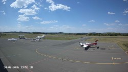 Pojezdová dráha C, benzinová stanice, runway