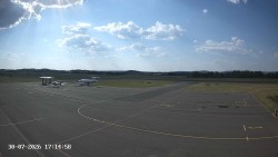 Pojezdová dráha C, benzinová stanice, runway