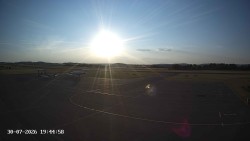 Pojezdová dráha C, benzinová stanice, runway