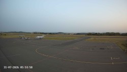 Pojezdová dráha C, benzinová stanice, runway