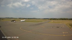 Pojezdová dráha C, benzinová stanice, runway