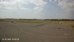Pojezdová dráha C, benzinová stanice, runway