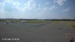 Pojezdová dráha C, benzinová stanice, runway