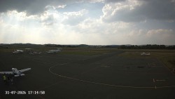 Pojezdová dráha C, benzinová stanice, runway
