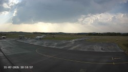 Pojezdová dráha C, benzinová stanice, runway