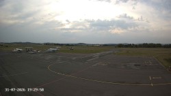 Pojezdová dráha C, benzinová stanice, runway
