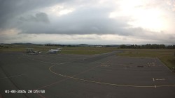 Pojezdová dráha C, benzinová stanice, runway