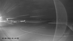 Pojezdová dráha C, benzinová stanice, runway