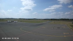 Pojezdová dráha C, benzinová stanice, runway