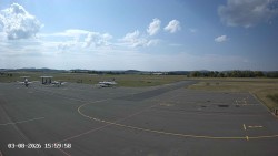 Pojezdová dráha C, benzinová stanice, runway