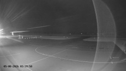 Pojezdová dráha C, benzinová stanice, runway
