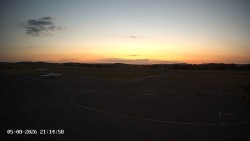 Pojezdová dráha C, benzinová stanice, runway