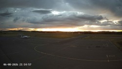 Pojezdová dráha C, benzinová stanice, runway