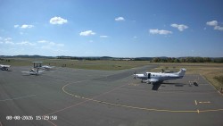 Pojezdová dráha C, benzinová stanice, runway