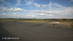 Pojezdová dráha C, benzinová stanice, runway