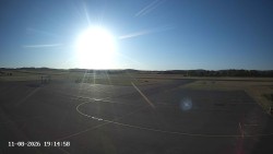 Pojezdová dráha C, benzinová stanice, runway