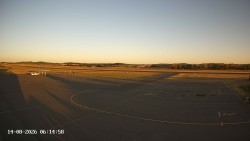Pojezdová dráha C, benzinová stanice, runway
