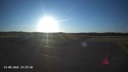 Pojezdová dráha C, benzinová stanice, runway
