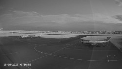 Pojezdová dráha C, benzinová stanice, runway