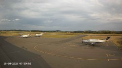 Pojezdová dráha C, benzinová stanice, runway