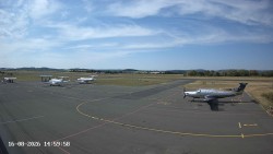 Pojezdová dráha C, benzinová stanice, runway