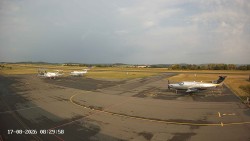 Pojezdová dráha C, benzinová stanice, runway