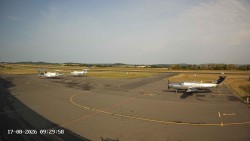 Pojezdová dráha C, benzinová stanice, runway