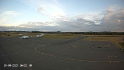 Pojezdová dráha C, benzinová stanice, runway