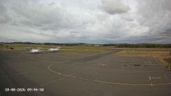 Pojezdová dráha C, benzinová stanice, runway