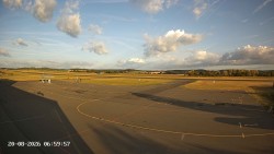 Pojezdová dráha C, benzinová stanice, runway