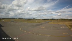 Pojezdová dráha C, benzinová stanice, runway