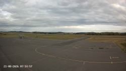Pojezdová dráha C, benzinová stanice, runway