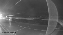 Pojezdová dráha C, benzinová stanice, runway