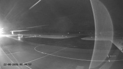 Pojezdová dráha C, benzinová stanice, runway