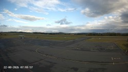 Pojezdová dráha C, benzinová stanice, runway
