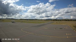 Pojezdová dráha C, benzinová stanice, runway