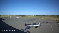 Pojezdová dráha C, benzinová stanice, runway