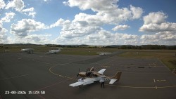 Pojezdová dráha C, benzinová stanice, runway