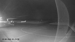 Pojezdová dráha C, benzinová stanice, runway