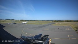 Pojezdová dráha C, benzinová stanice, runway