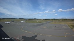 Pojezdová dráha C, benzinová stanice, runway