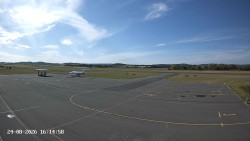 Pojezdová dráha C, benzinová stanice, runway