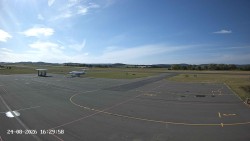 Pojezdová dráha C, benzinová stanice, runway