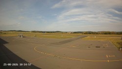 Pojezdová dráha C, benzinová stanice, runway