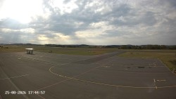 Pojezdová dráha C, benzinová stanice, runway