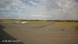 Pojezdová dráha C, benzinová stanice, runway