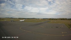 Pojezdová dráha C, benzinová stanice, runway