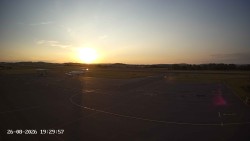 Pojezdová dráha C, benzinová stanice, runway