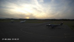 Pojezdová dráha C, benzinová stanice, runway