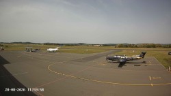 Pojezdová dráha C, benzinová stanice, runway